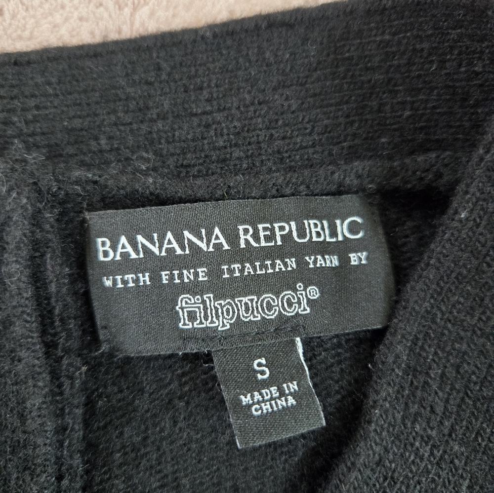 Banana Repuboic Back-button Black V-Neck Sweater - Picture 4 of 4